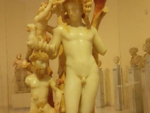 古希腊雕塑都一丝不挂，人们为什么看着不感到尴尬？