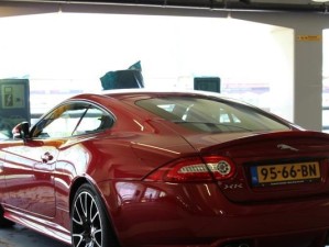 XK-R超级跑车（纵享速度与力量的极致体验）