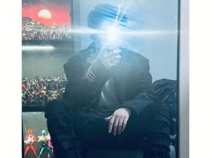 手拿着苹果14pro手机的图片男